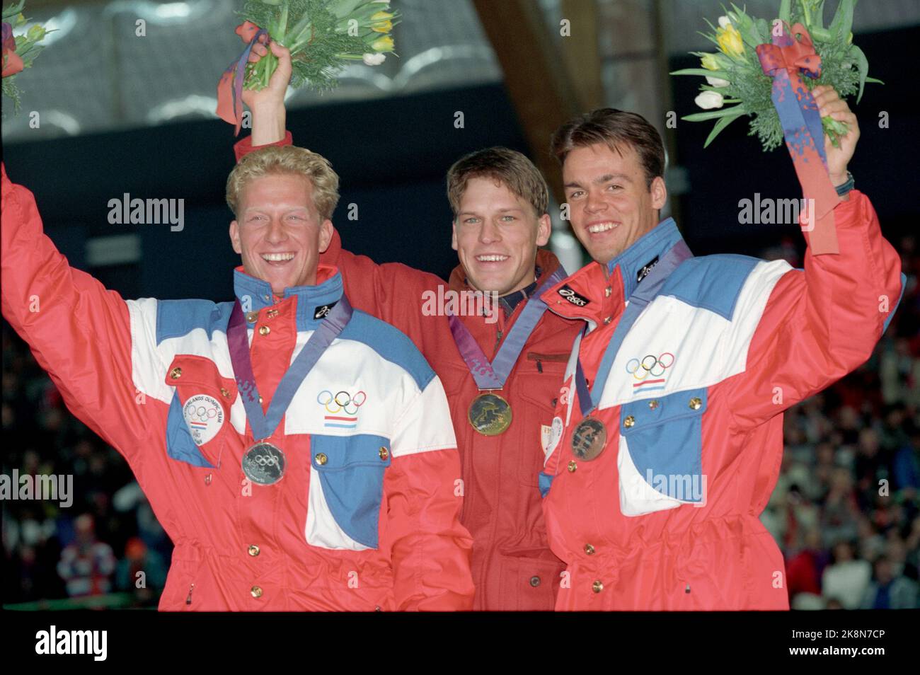 Hamar 19940216. Pattinaggio sulla nave vichinga Hamar Olympiahall durante le Olimpiadi di Lillehammer 1994. Un felice Johann Olav Koss (al centro) ha vinto l'oro a 1500 metri sui pattini, Rintje Ritsma (t.v.) ha vinto l'argento e Falko Zandstra (t.H.) ha vinto il bronzo. Foto: Lise Åserud NTB / NTB Foto Stock