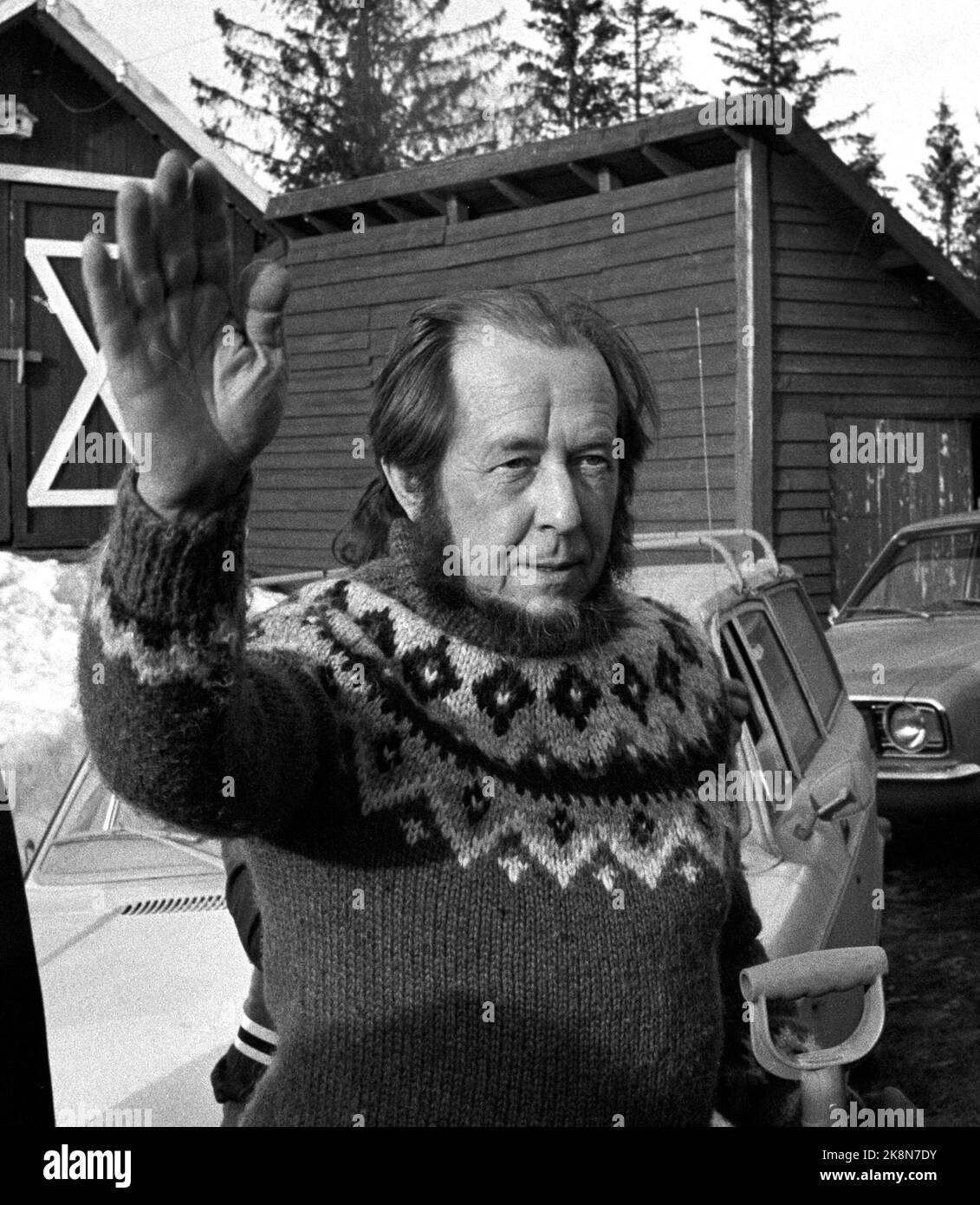 Oslo 19740223. L'autore sovietico Aleksandr Soljenitsyn in visita alla Norvegia. Dopo l'arrivo a Oslo, Solsjenitu si recò a Lillehammer. Sarà ospite per alcuni giorni nella fattoria del pittore d'arte Jakob Weidemann. Ecco il sole in pidocchi. Onde. Foto: NTB / NTB il nome è anche spesso scritto Solzjenitsyn Foto Stock