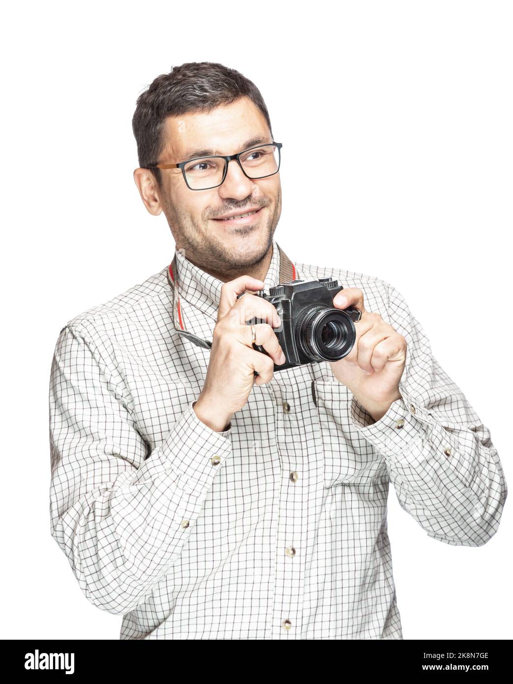 Bell'uomo in occhiali e una maglietta a quadri, sorridendo e scattando foto con una macchina fotografica vintage Foto Stock