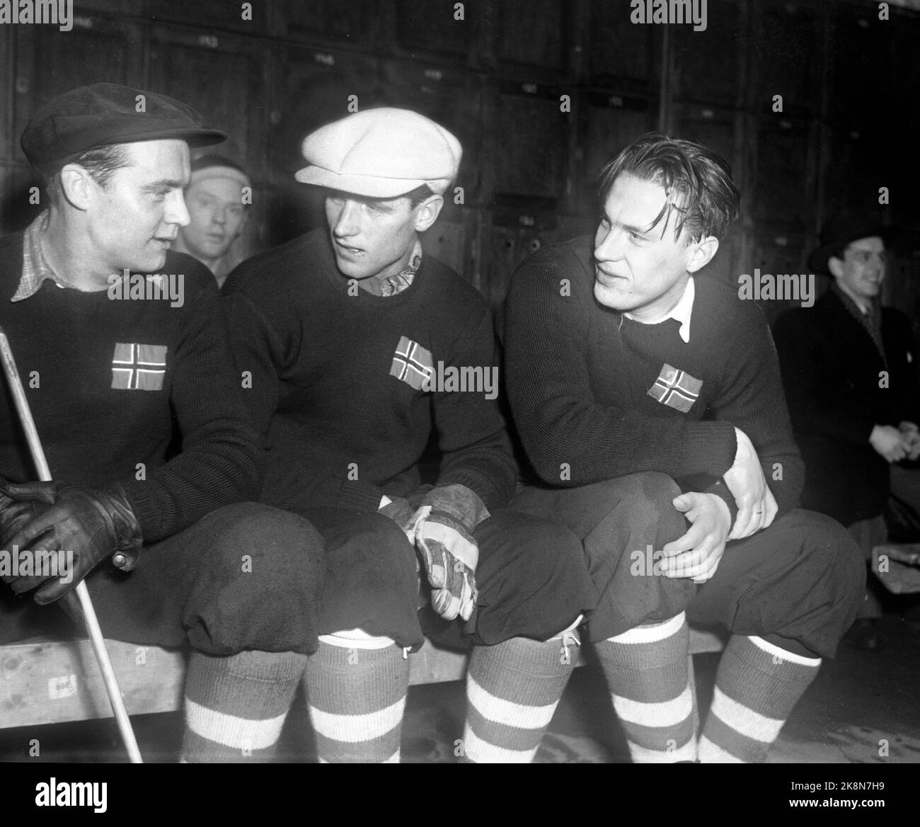 Oslo 19490213 partita internazionale a Bandy Norvegia / Finlandia a Bislett. Ecco tre dei giocatori norvegesi durante la pausa. Da V: Arne Johansen, David Eriksen e Tore Frisolm. Foto: NTB Foto Stock