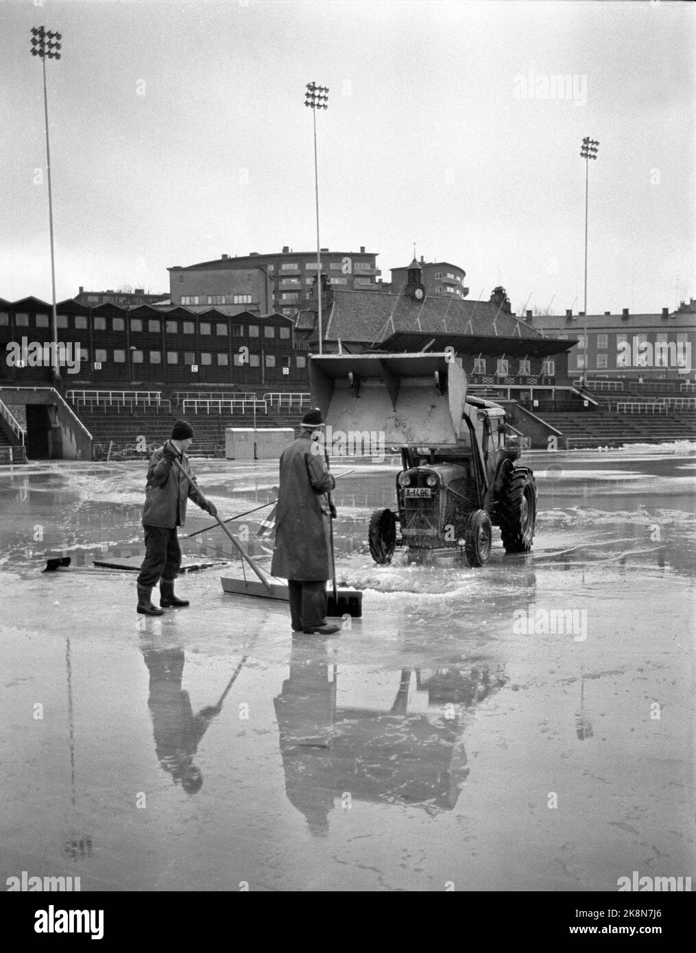 Oslo 19650114. A causa del clima mite e della pioggia insolita, il Bislett Stadium è sott'acqua prima di una partita di pattinaggio all'inizio di gennaio. Qui, l'equipaggio sta lavorando per preparare lo stadio prima della partita. Foto: Arild Hordnes / NTB / NTB Foto Stock
