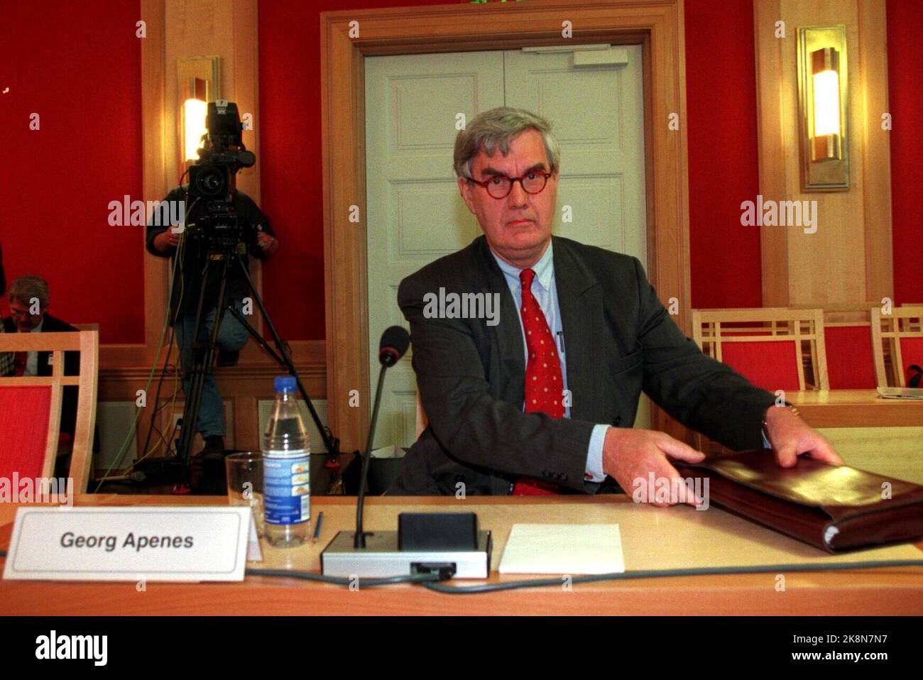 Oslo 5 maggio 1997: Direttore dell'ispettorato dei dati Georg Appenes nell'ambito dell'audizione aperta della commissione per gli affari esteri sull'accordo di Schengen e sulla Convenzione di Schengen. APES ha risposto a domande sulla privacy. Foto di scansione: Gunnar Lier / NTB Foto Stock