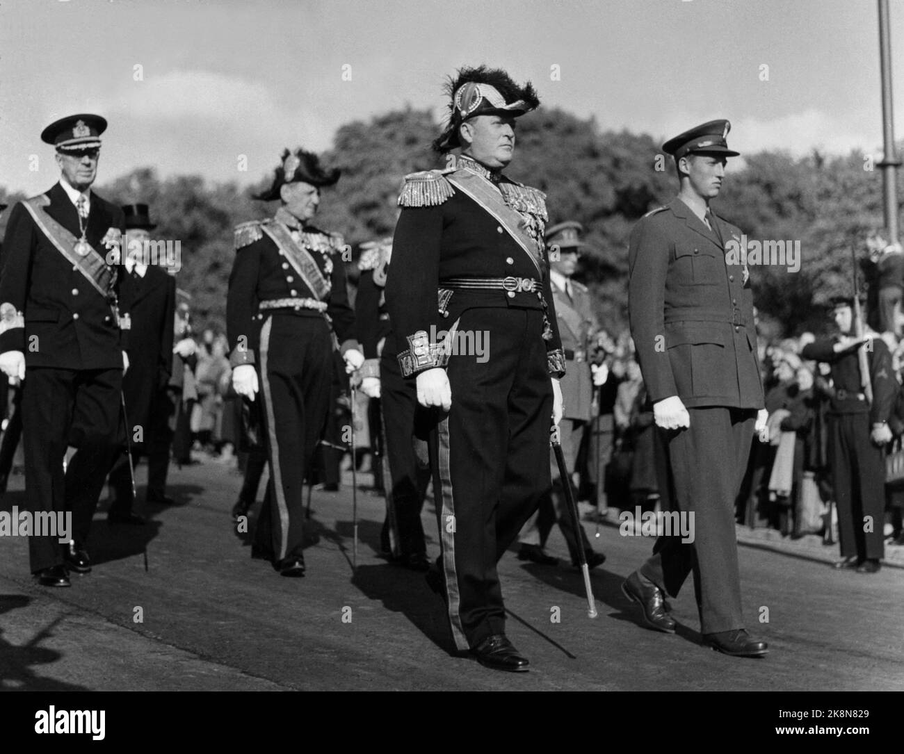 Oslo 19571001 funerale del re Haakon. Re Olav (al centro della foto) e il principe ereditario Harald (Th) seguono la bara Slottsbakken. Foto: NTB / NTB Foto Stock