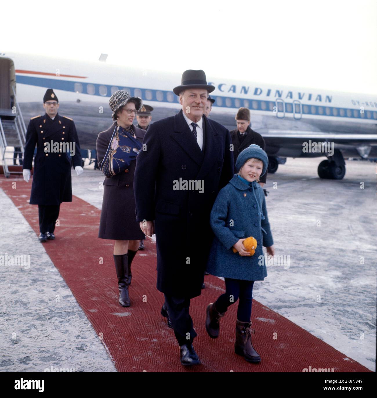 Fornebu, Bærum 19700204. Partenza della coppia del principe ereditario dall'aeroporto di Fornebu alla Germania occidentale. Re Olav con suo nipote e la principessa Astrid con il braccio in Fatle è bravo alla coppia del principe ereditario. Foto: NTB / NTB Foto Stock