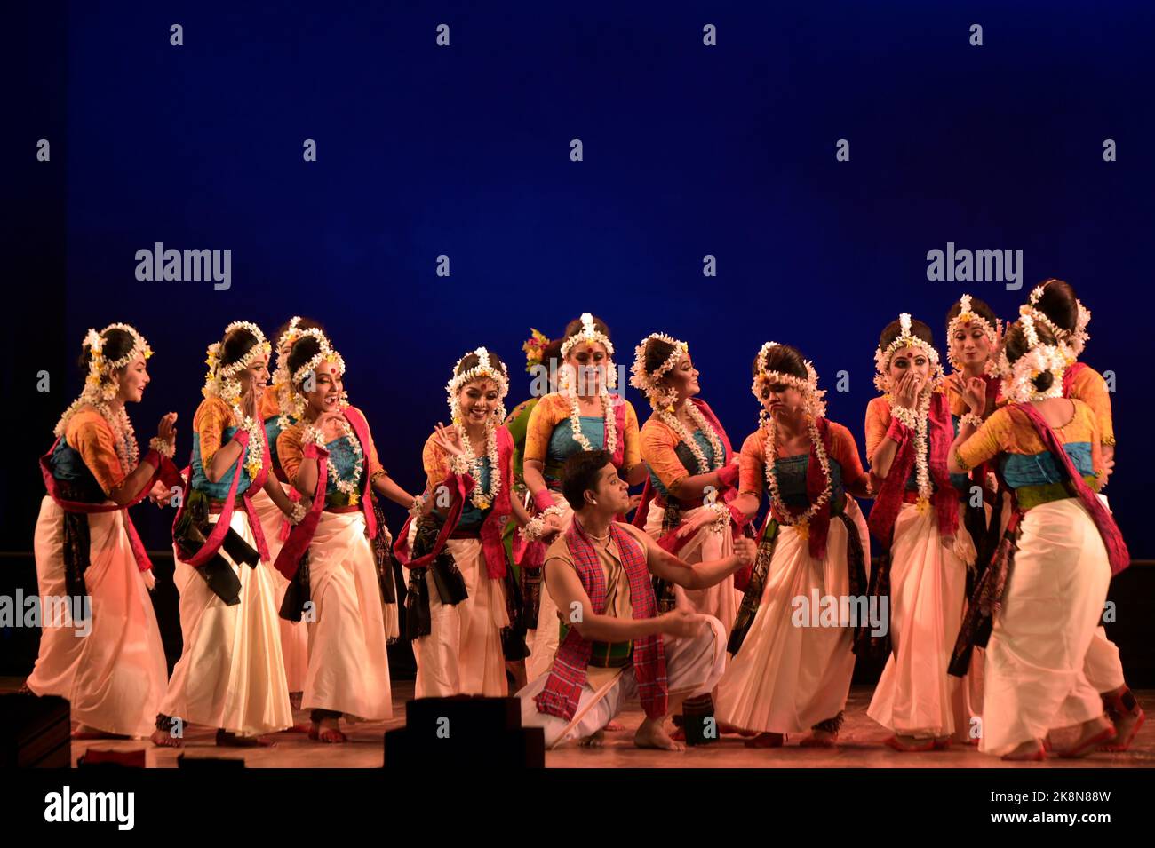 (221024) -- DHAKA, 24 ottobre 2022 (Xinhua) -- Artisti si esibiscono sul palco durante la danza drammatica 'Chandalika' a Dhaka, Bangladesh, 23 ottobre 2022. L'auditorium dell'Accademia Shilpakala del Bangladesh a Dhaka ha brulicato con gli spettatori la domenica come dramma di danza basato sulla storia popolare 'Chandalika' del 1913 Premio Nobel per la letteratura Rabindranath Tagore è stato messo in scena come parte di un festival culturale in corso festival (Xinhua) Foto Stock