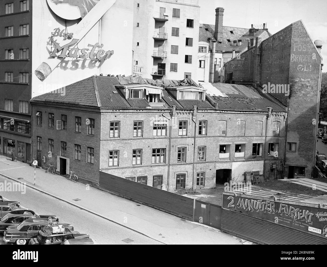 Oslo 19520902. La vecchia Broadcasting House a Roald Amundsensgate. In background la pubblicità per le sigarette Blue Master. Foto: Archivio NTB / NTB Foto Stock