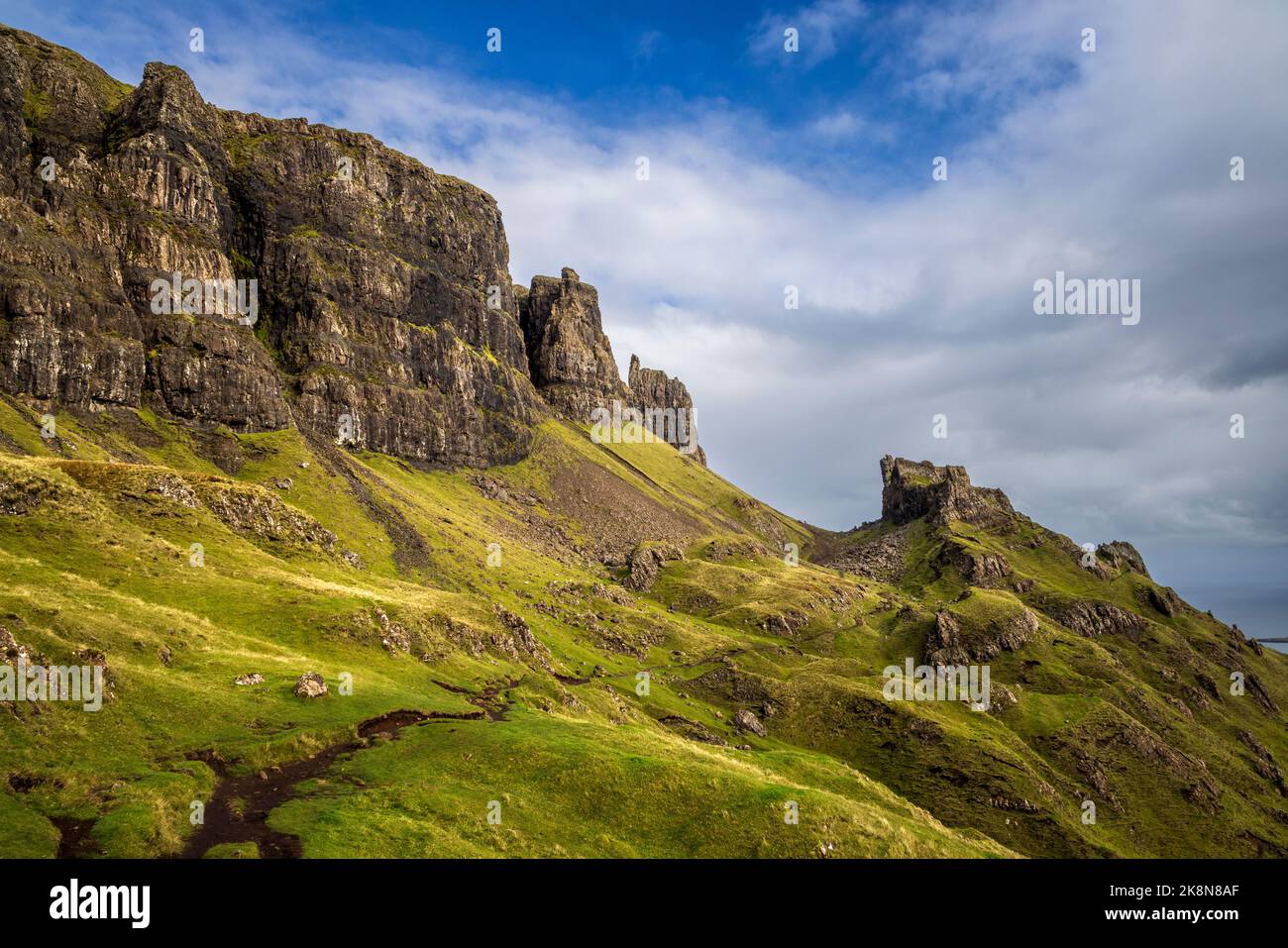 Il percorso attraverso il Quiraing sull'Isola di Skye, Scozia Foto Stock