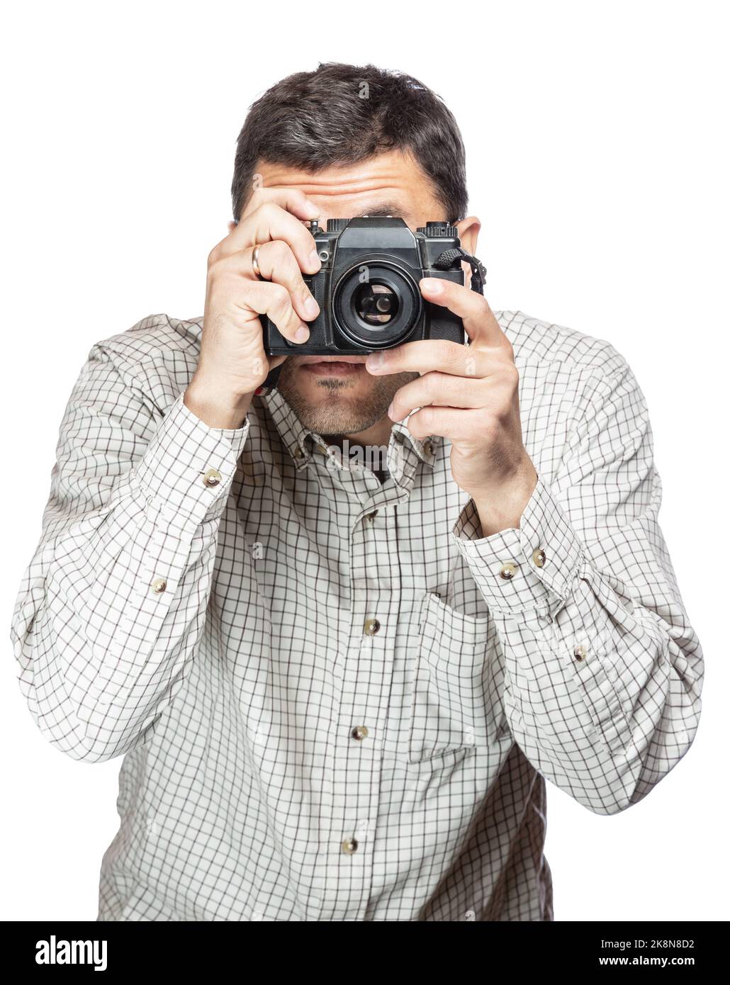 Bell'uomo in occhiali e una maglietta a quadri, sorridendo e scattando foto con una macchina fotografica vintage Foto Stock