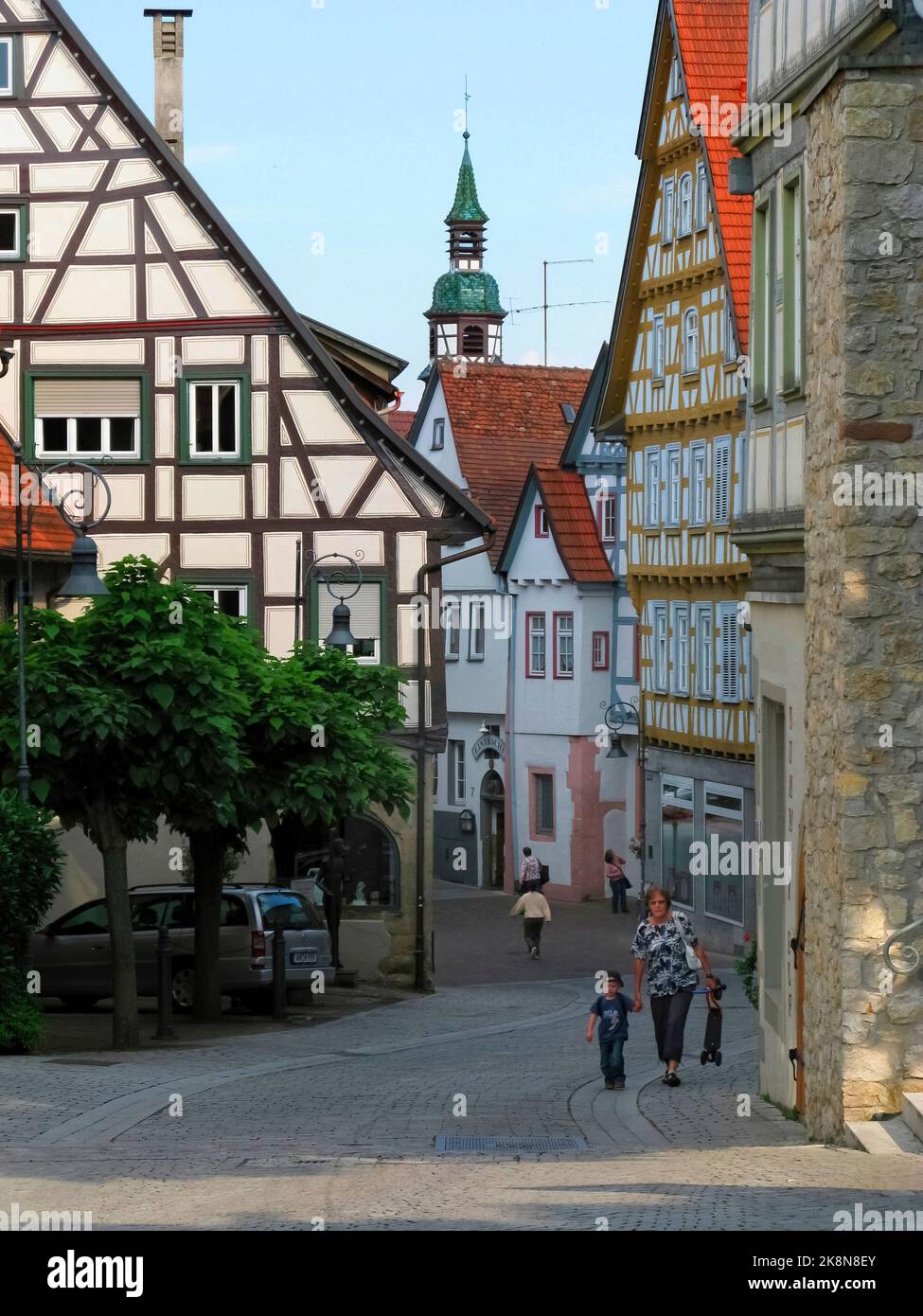 Tipica strada medievale con vista sulla chiesa di Nikolaus a Waiblingen, Germania Foto Stock