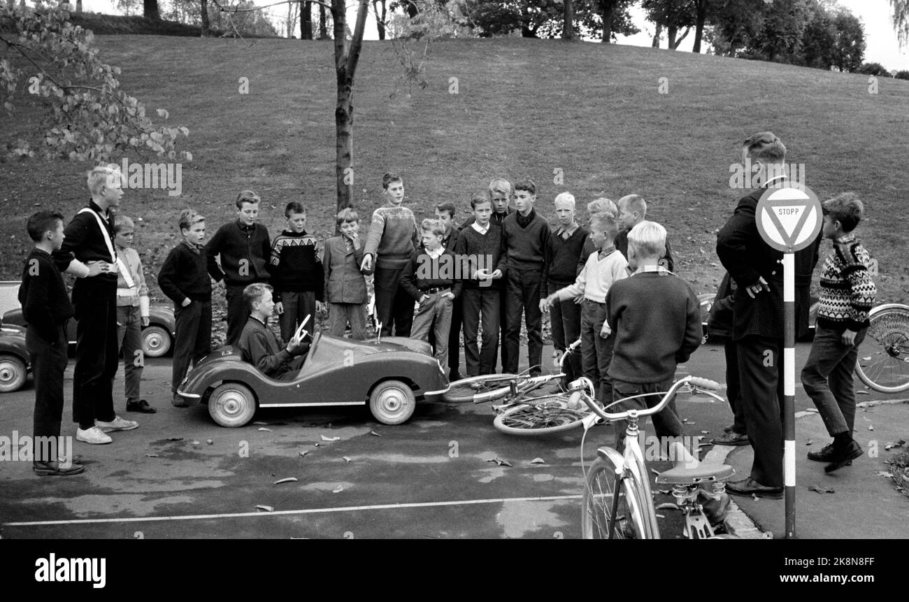 Skien 1962 il primo parco giochi stradale del paese si trova a Lundedalen, a Skien. Qui, i bambini possono imparare le regole del traffico sia per i pedoni che per la guida. Qui, un incidente con una bicicletta contro un'automobile è simulato. 'Testimoni' spiegano cosa è successo. Foto: Aaserud / corrente / NTB Foto Stock