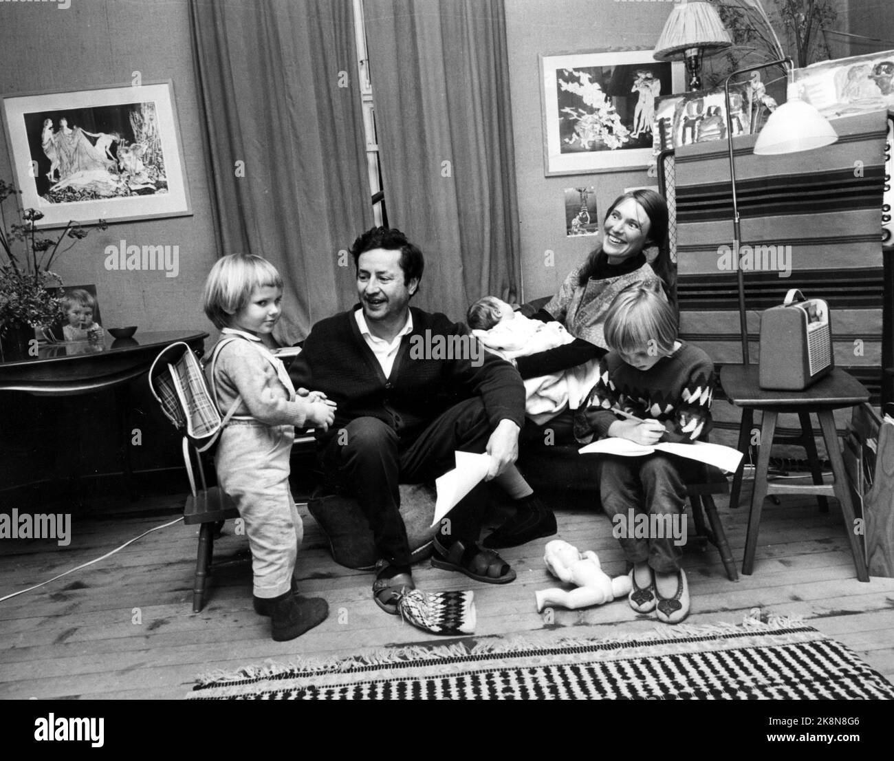 1966; autore Jens Bjørneboe (1920-1976). Le onde erano alte quando '' senza filo '' uscì alla Scala Forlag nel 1966. Nella decisione della Corte, '' senza filo '' è stato definito indiscutibile e Bjørneboe è stato condannato. Ecco la famiglia Bjørneboe nella loro casa. T.v.; figlia Therese, t.h. Marianne e la signora Tones Fang - Susanne. Foto; corrente / NTB / Ivar Aaserud Foto Stock