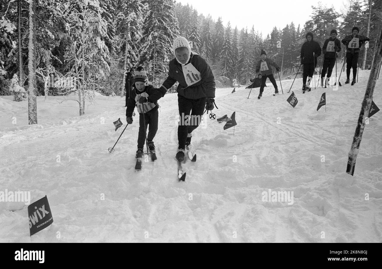 Oslo 21 gennaio 1967. I corridori di sci del mondo deciso -elite si sono presentati alla linea di partenza quando una cooperativa di alloggi alla periferia di Oslo ha organizzato piste per i più giovani - in collaborazione con la rivista fotografica corrente. Qui, Kari Bakke di cinque anni, aiutato a trovare il sentiero da Berit Mørdre, la migliore sciatrice femminile del paese al momento. Foto: Ivar Aaserud / corrente / NTB Foto Stock