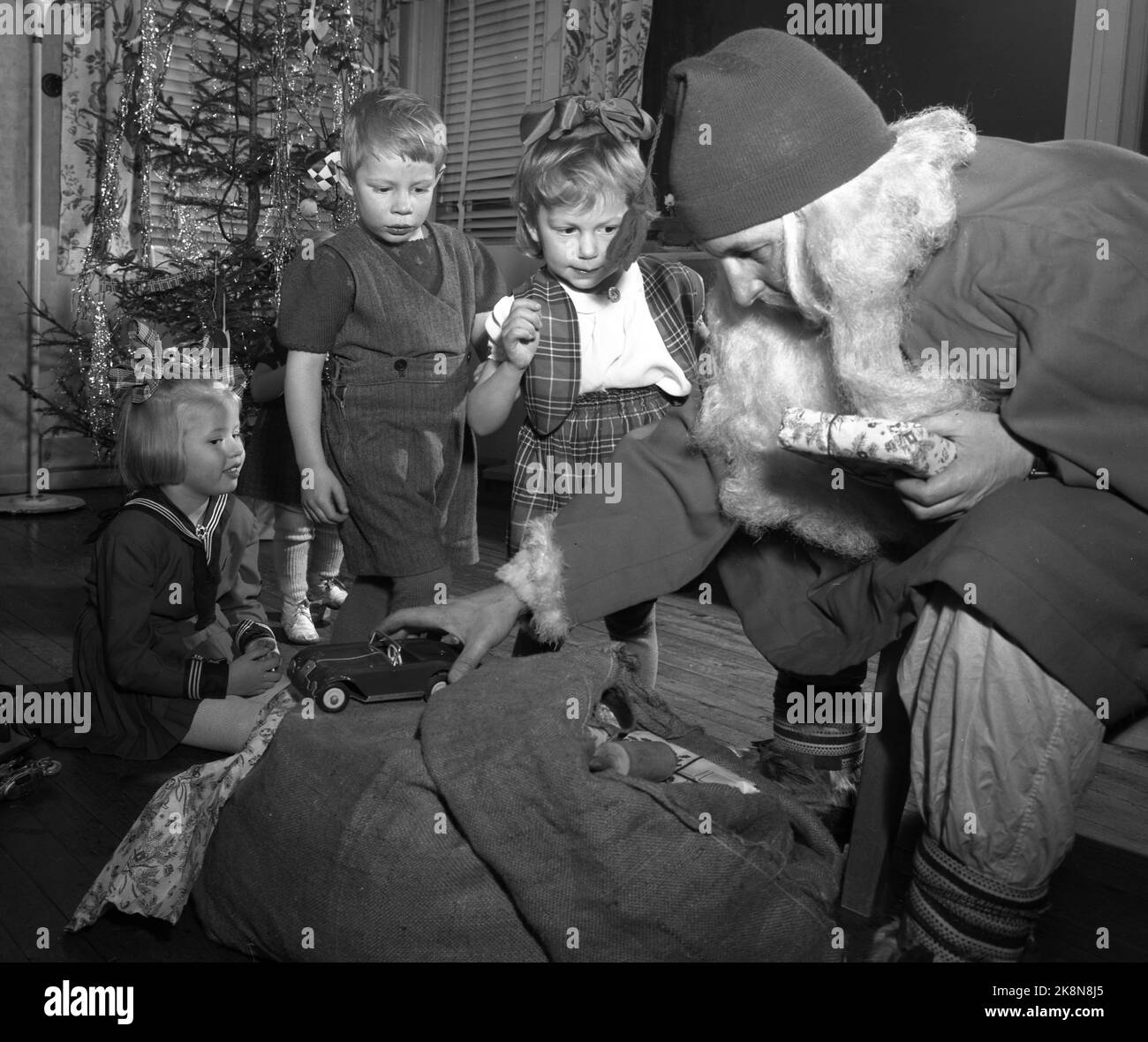 Oslo 195312. Infine, la vigilia di Natale è giunta. Sono i doni che sono Natale per i bambini. Qui vediamo bambini in attesa di ricevere i doni che la Babbo Natale ha in borsa. Foto: Sverre A. Børretzen / corrente / NTB Foto Stock
