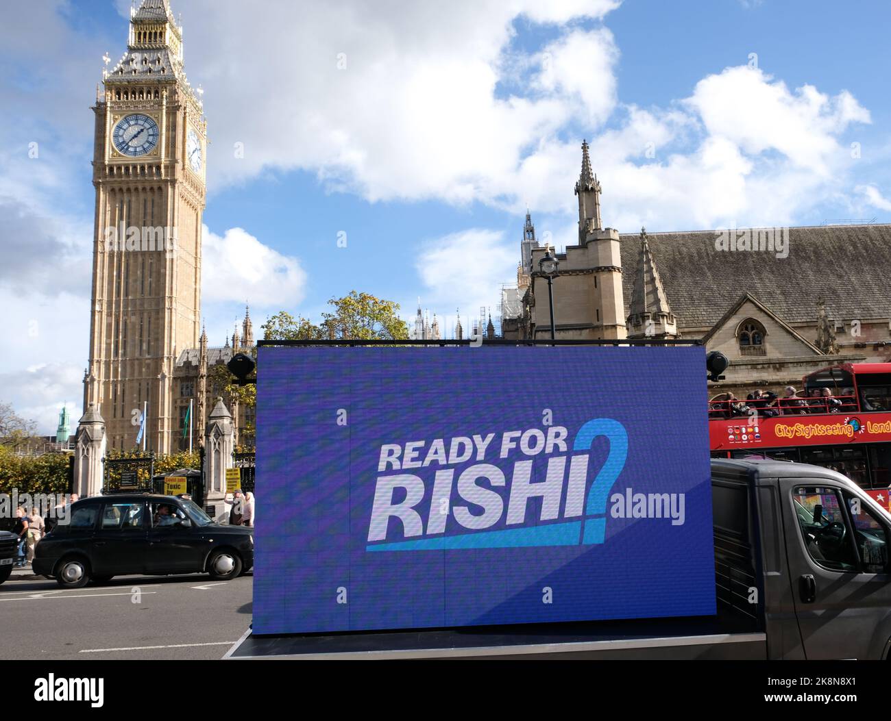 Parliament Square, Londra, Regno Unito. 24th Ott 2022. Guidato dalla campagna asini, Ready for Rishi van guida intorno a Westminsteras è annunciato che Rishi Sunak diventerà primo ministro. Credit: Matthew Chattle/Alamy Live News Foto Stock