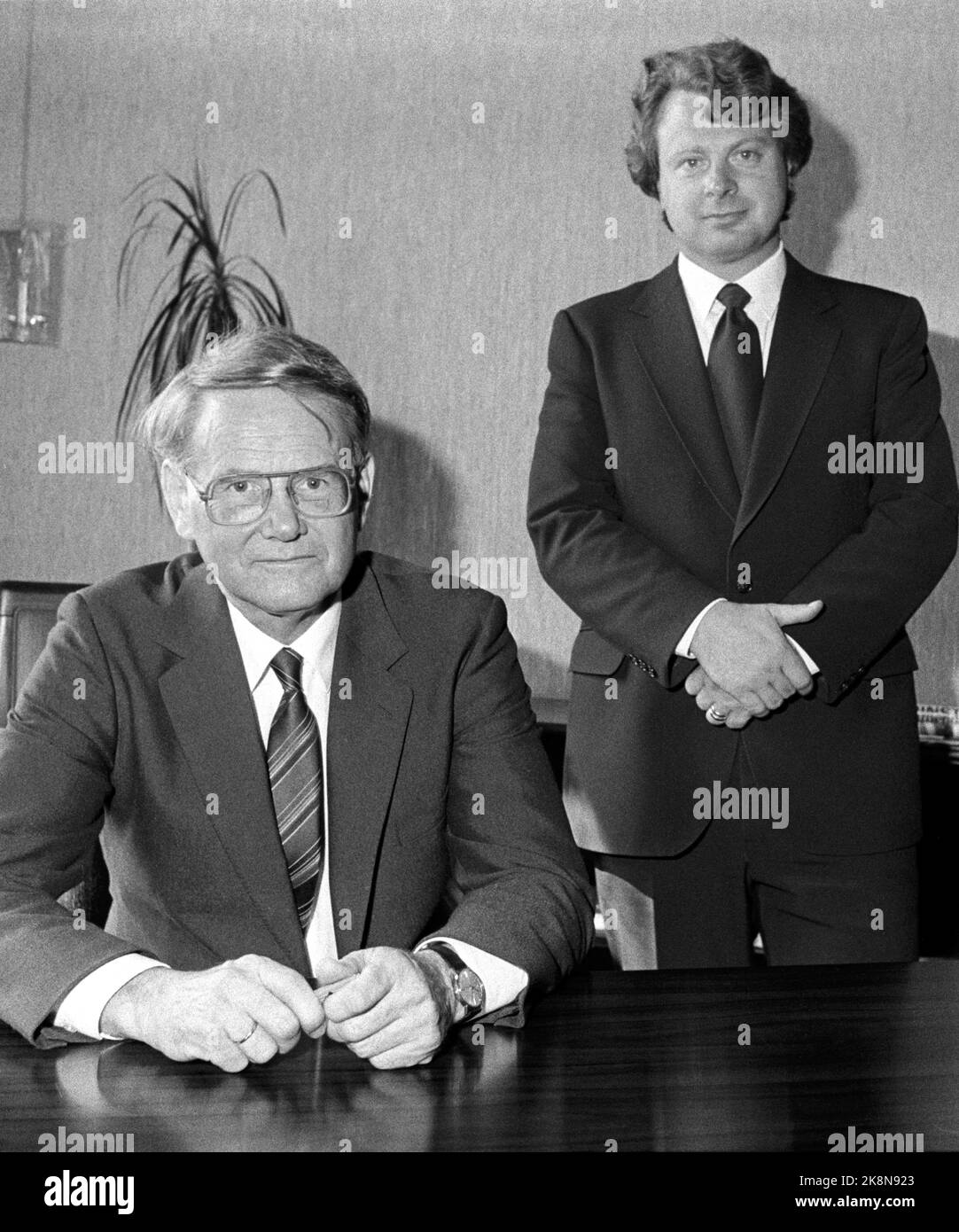Oslo 19830608. Asbjørn Haugstvedt (KrF, t.v.) assume il controllo del Ministero del Commercio dopo Arne Skauge (H), 8 giugno 1983. Foto: Henrik Laurvik/NTB Foto Stock