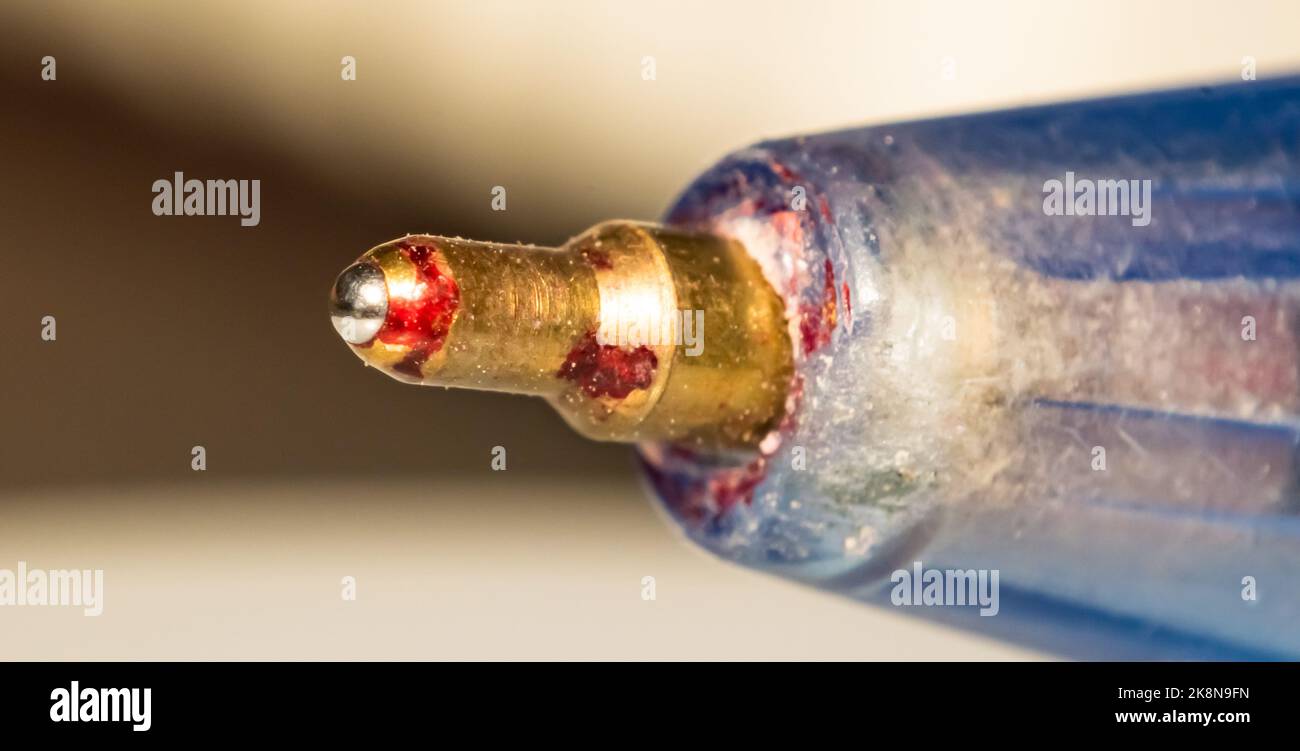 Immagine ravvicinata di una penna a sfera con sfondo sfocato e messa a fuoco selettiva. Fotografia dettagliata di una penna a sfera. Foto Stock