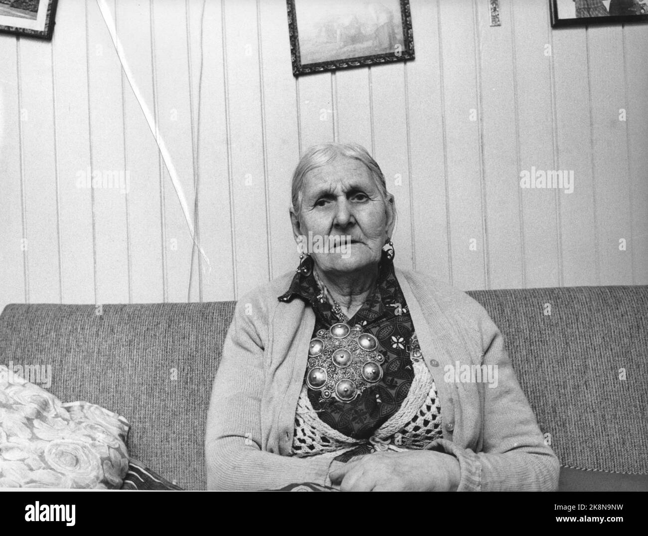 Våler, Solør marzo 1973: Tater-Milla (nato intorno al 1867) fotografato nella sua casa a Våler, 86 anni. Porta orecchini e argento. Tater-Milla viaggiò per 50 anni prima di essere residente. Il suo nome completo era Jenny Emilie Pettersen. Foto: Ivar Aaserud / corrente / NTB Foto Stock