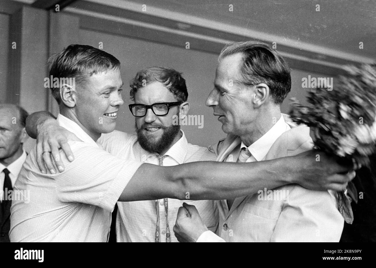 Oslo 19640816: Spedizione Tirich Mir di ritorno a casa. Arrivo all'Aeroporto di Fornebu. Il professor Arne Næs, l'ingegnere civile Ralph Høibakk, l'ingegnere civile Anders Opdahl, il dottor Kjell Friis Baastad e l'ingegnere per Vigerust hanno partecipato alla spedizione. Professor Næs T.H. sull'immagine. (Nomi mancanti degli altri due) neg 21891 NTB foto: Erik Thorberg Foto Stock