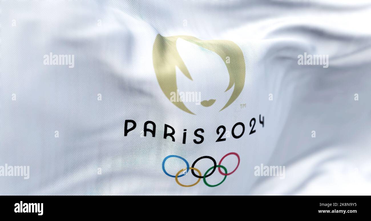 Parigi, FR, ottobre 2022: Primo piano della bandiera delle Olimpiadi estive di Parigi 2024 che sventola nel vento. I XXXIII Giochi Olimpici si terranno a Parigi, Fran Foto Stock