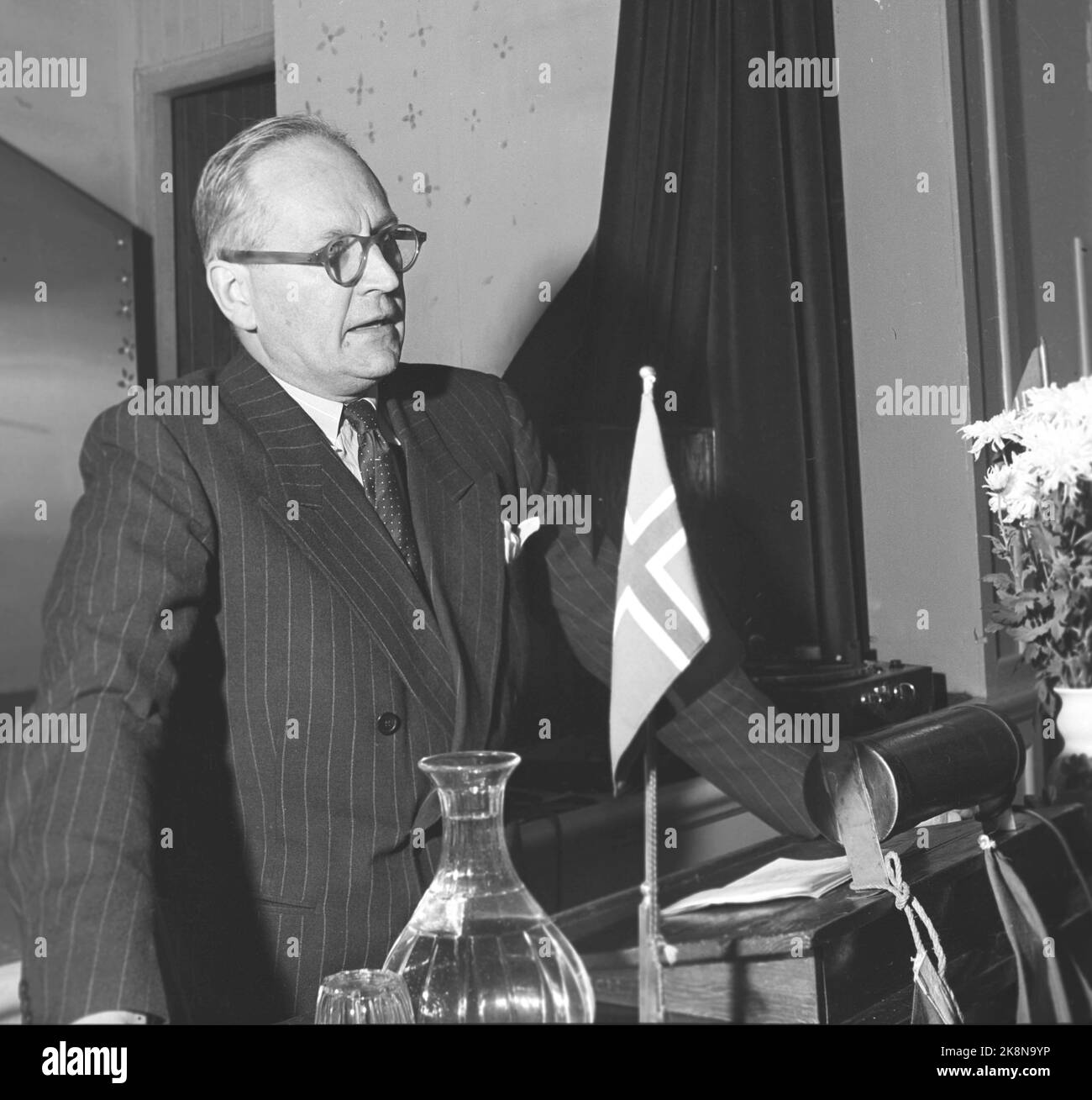 Oslo 19501130. Il ministro degli Esteri Halvard Lange sul pulpito. Bandiera norvegese. Grave. Foto: NTB / NTB Foto Stock