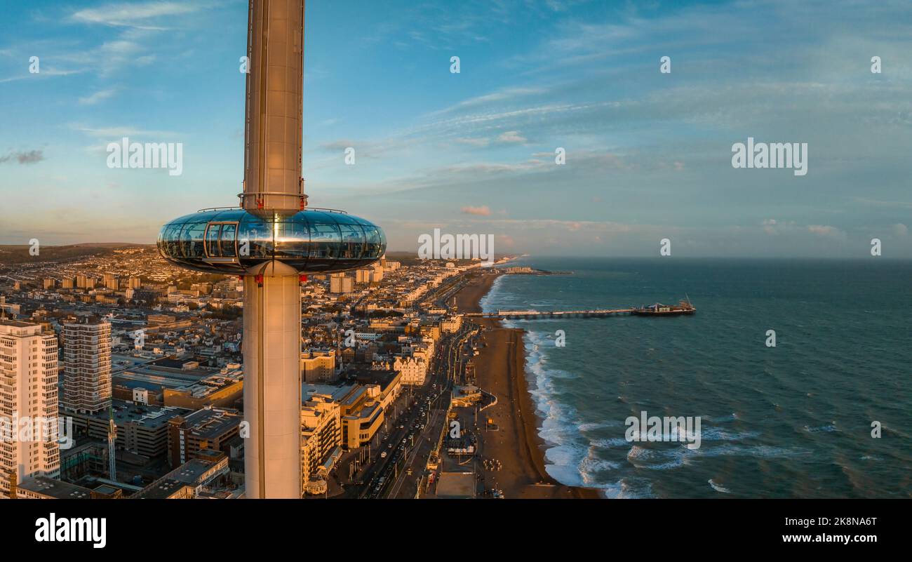 Magica vista aerea del tramonto di British Airways i360 torre panoramica pod con i turisti a Brighton Foto Stock