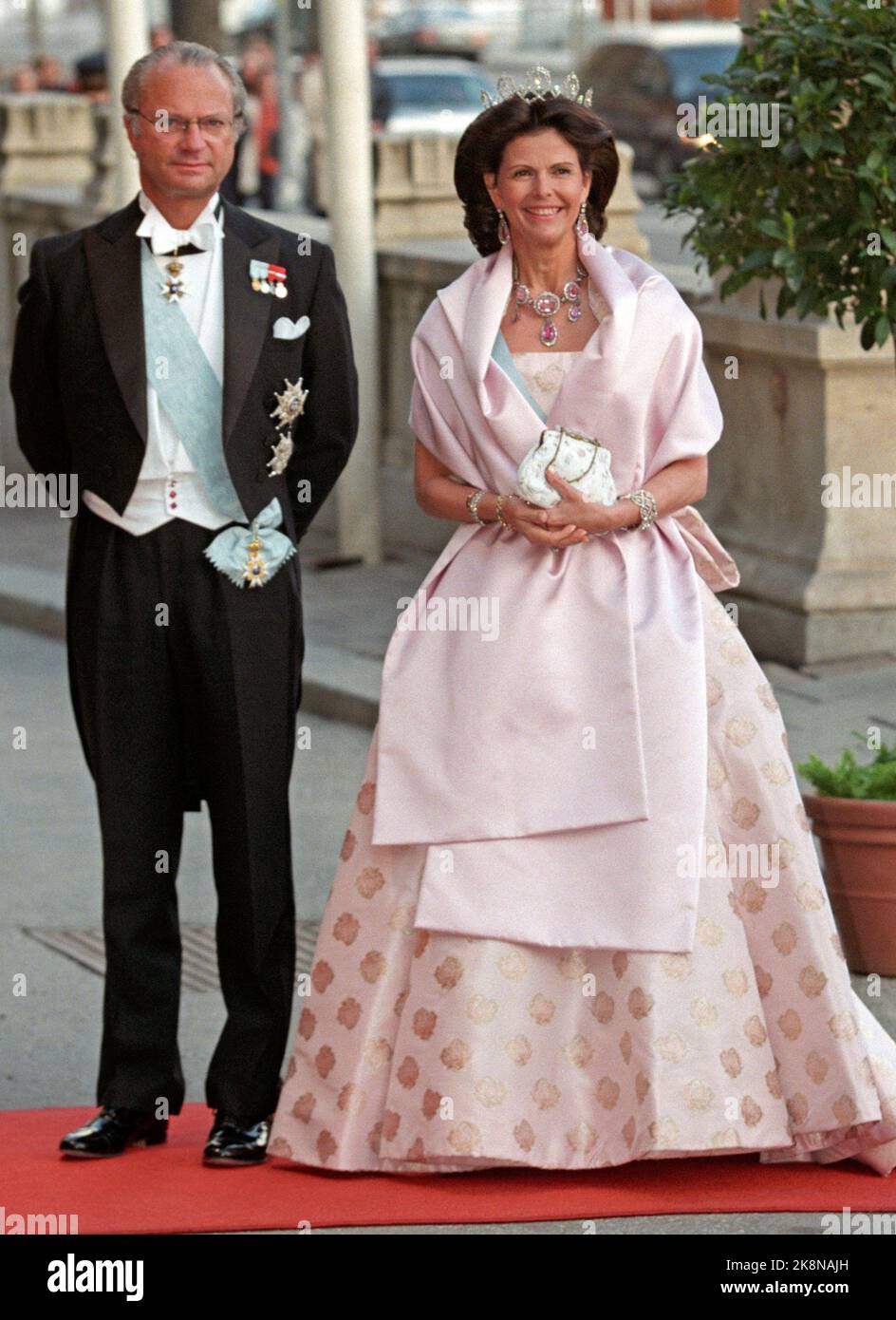 Stoccolma 199604: Re Carlo XVI Gustaf 50 anni - diversi giorni di festa annuale per il re di Svezia. Gallafest al Castello. Foto: Il giubilo re Carl Gustaf e la regina Silvia fotografarono insieme. Foto: Bjørn Sigurdsøn / NTB / NTB Foto Stock