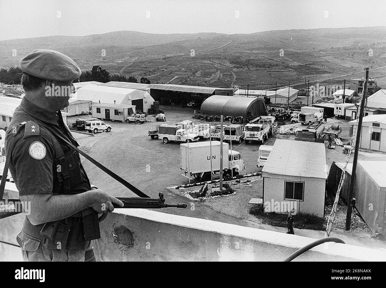Libano 1984-03: La Norwegian Workshop Company a Tibnin nel Libano meridionale canta sull'ultimo versetto dopo 18 anni di sforzi. Un dipartimento polacco si prenderà il controllo delle riparazioni e della manutenzione dei veicoli delle Nazioni Unite quando i norvegesi torneranno a casa nel 1998. La foto: Un soldato con mitragliatrice al campo di Tibnin, marzo 1984. Foto: Morten Hvaal / NTB / NTB - - l'immagine è di circa 3 MB - - le foto corrispondenti sono disponibili anche 45MB/color - - Foto Stock