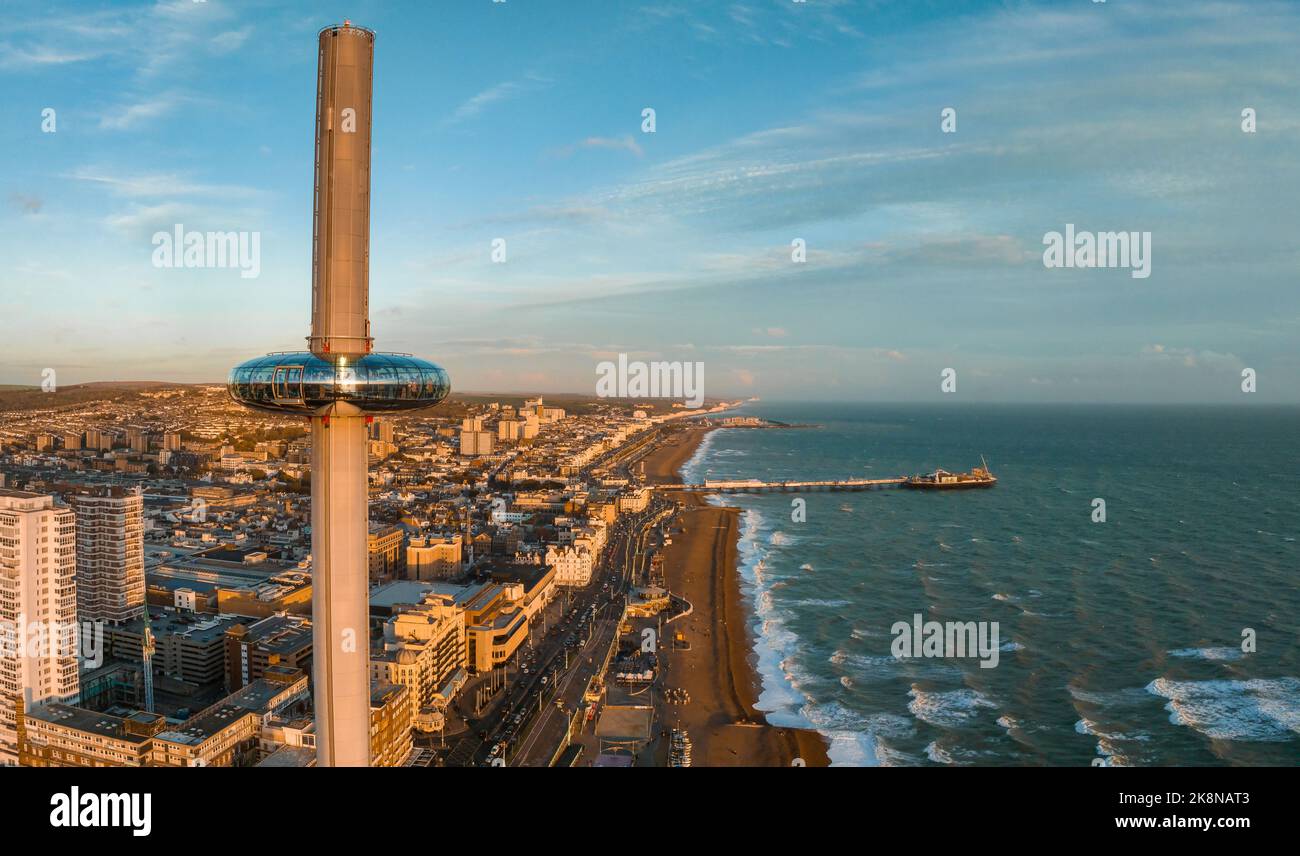 Magica vista aerea del tramonto di British Airways i360 torre panoramica pod con i turisti a Brighton Foto Stock