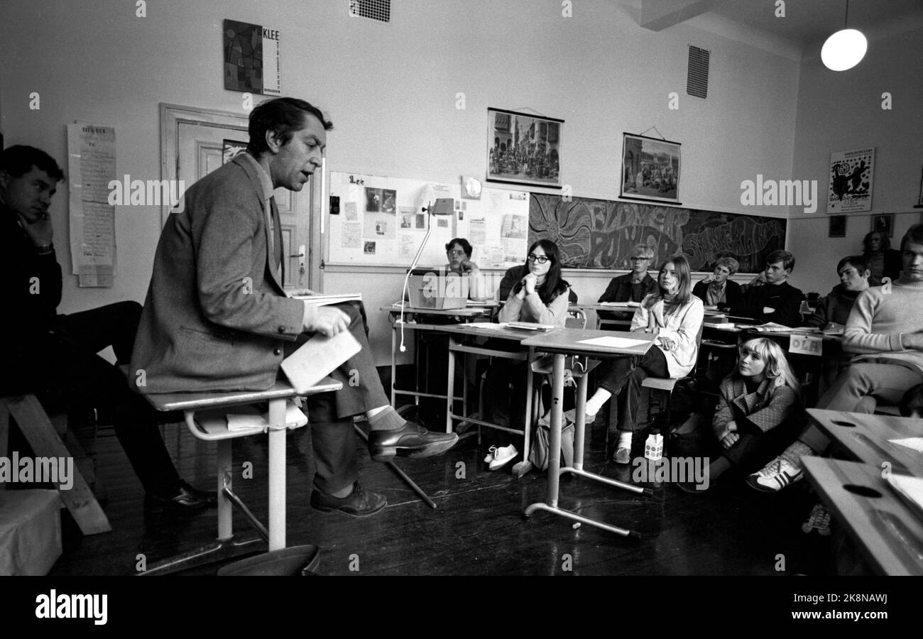 Oslo Settembre 1967 la palestra sperimentale è iniziata nell'autunno del 1967. Gli allievi sono visitati dall'autore Georg Johannesen che legge le poesie ad alta voce nella classe. Gli studenti siedono sul pavimento sullo sfondo. Foto: Aaserud / corrente / NTB Foto Stock