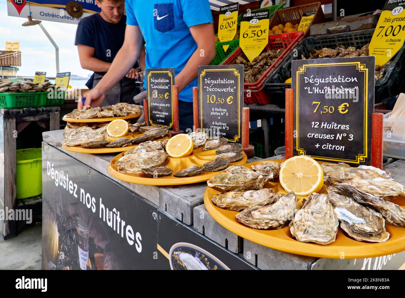 Cancale Bretagna Francia. Il mercato delle ostriche Foto Stock