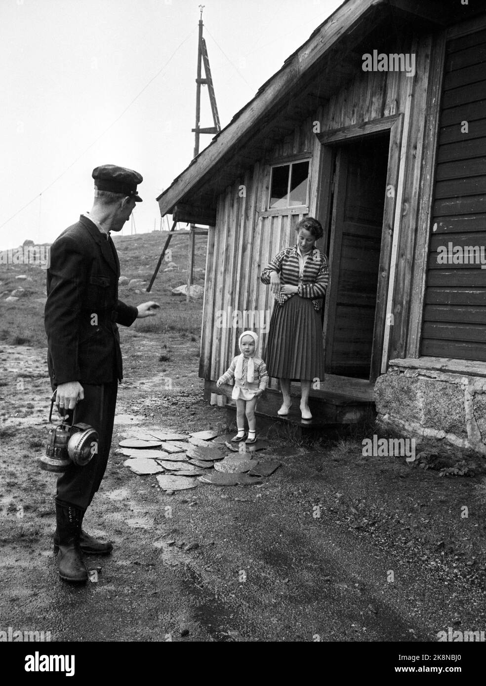 Finse, Slirå, 29 agosto 1959. Ferrovia e meteorologo Olav intorno alla famiglia onde Arrivederci alla famiglia prima di andare al lavoro. Little Lise e madre Karin Rundtom devono rimanere a casa. Foto; Sverre A. Børretzen / corrente / NTB Foto Stock