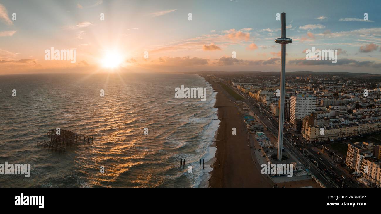 Magica vista aerea del tramonto di British Airways i360 torre panoramica pod con i turisti a Brighton Foto Stock