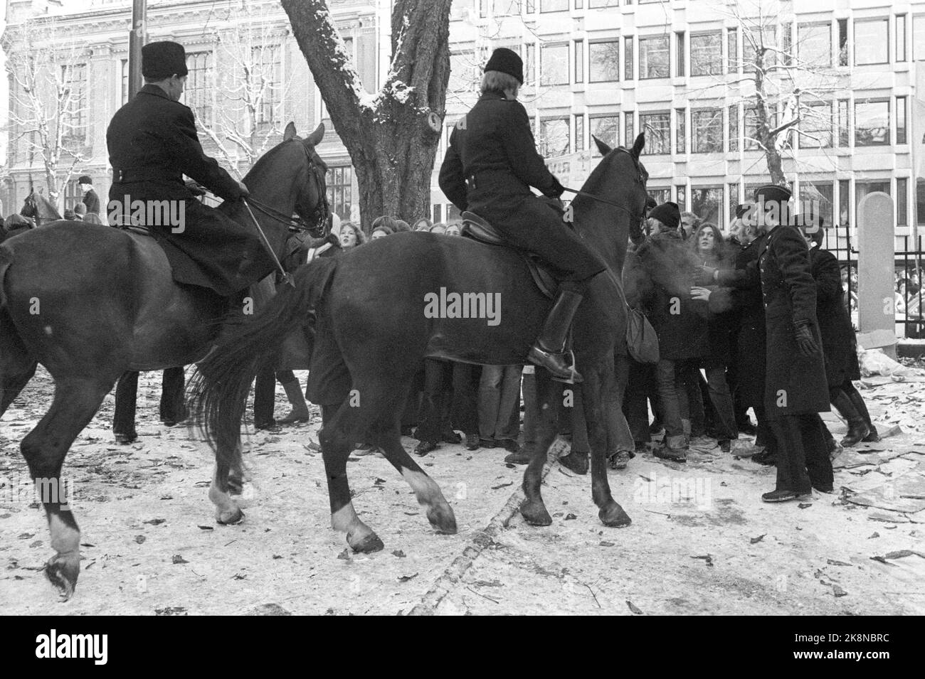 La scuola di Oslo 19761117 Hammersborg dovrebbe essere demolita. I membri del club per il tempo libero e altri che erano in casa protestarono contro la demolizione e occuparono l'edificio. La polizia usò dei cavalli per rimuovere i manifestanti, e la strada dovette essere ripulita più volte prima che potesse iniziare la demolizione. Foto Vidar Knai / NTB / NTB Foto Stock