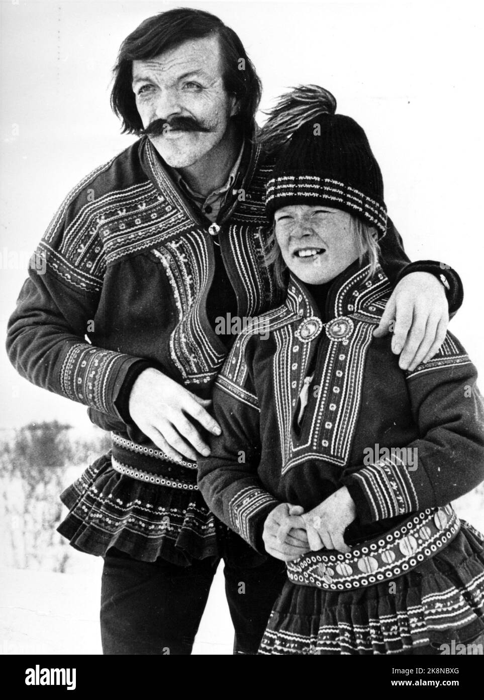 1976: La serie TV 'ante' (NRK). Il ragazzo Sami ante è suonato da Sverre Porsanger, qui con l'attore Nils Utsi. Foto: NTB Foto Stock