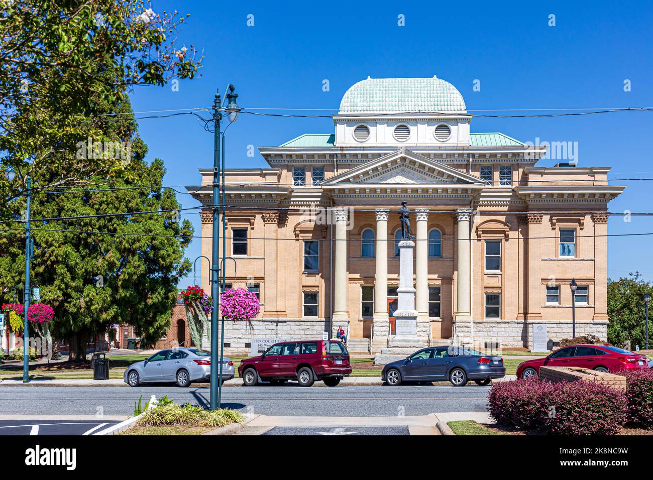 ASHEBORO, North Carolina, USA-26 SETTEMBRE 2022: Tribunale della contea di Randolph, costruito nel 1909. Una persona seduta sui gradini. Foto Stock