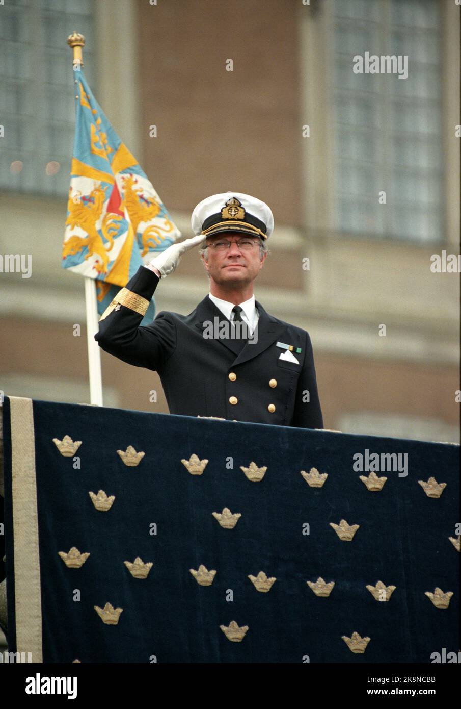 Stoccolma 19960430: Re di Svezia, re Carl XVI Gustaf 50 anni. Il popolo rende omaggio al re. Il re saluta la gente con gli stipendi. Foto: Bjørn Sigurdsøn / NTB / NTB Foto Stock