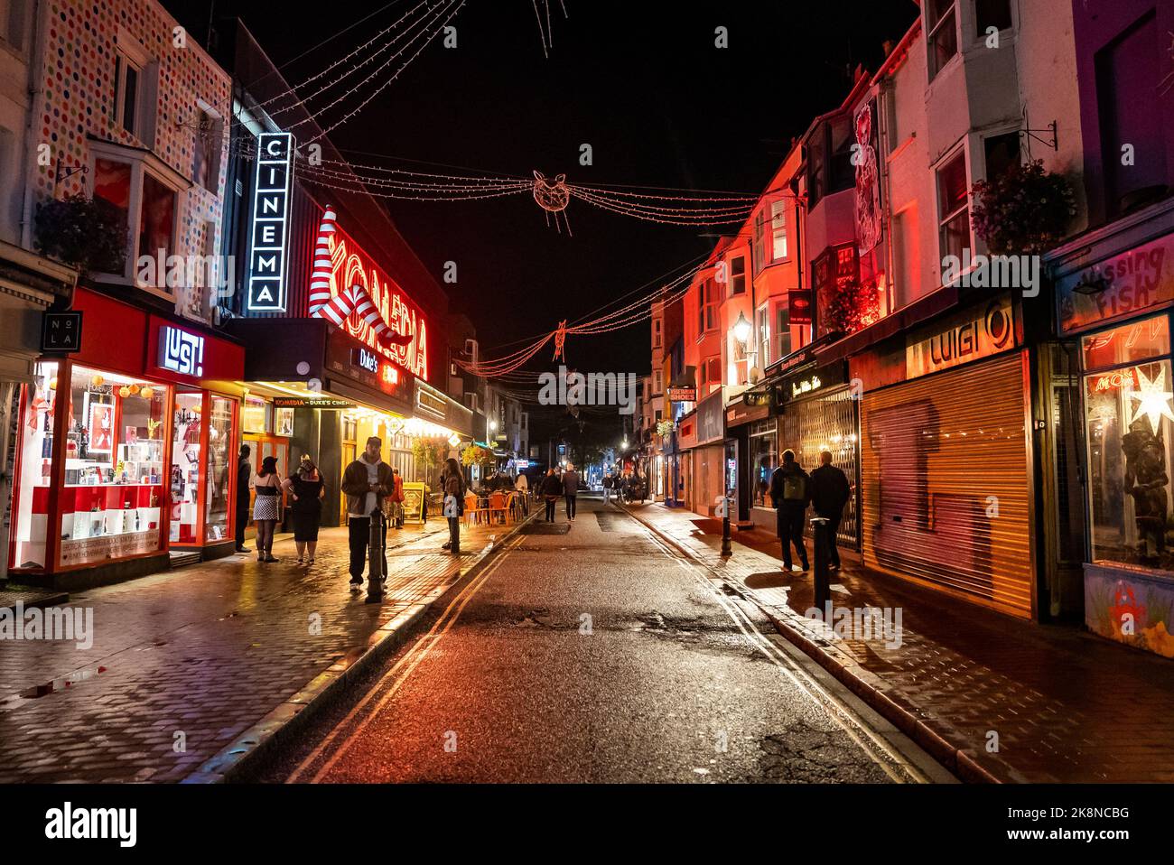 Vita notturna a Brighton, Regno Unito. Strade illuminate con bar, club Foto Stock