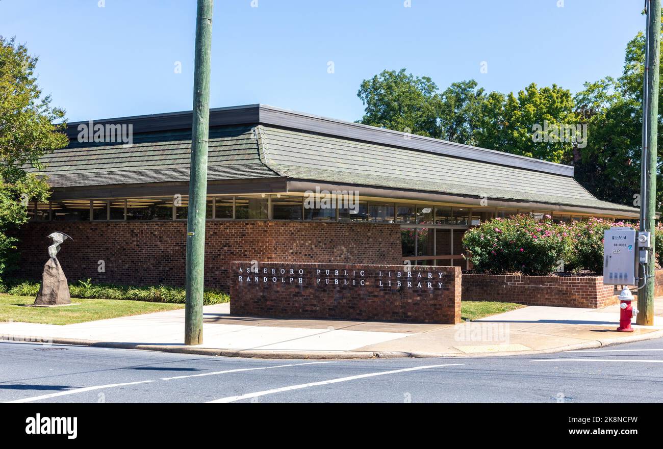 ASHEBORO, North Carolina, USA-26 SETTEMBRE 2022: Biblioteca pubblica della contea di Aseboro e Randolph. Edificio e cartello. Foto Stock
