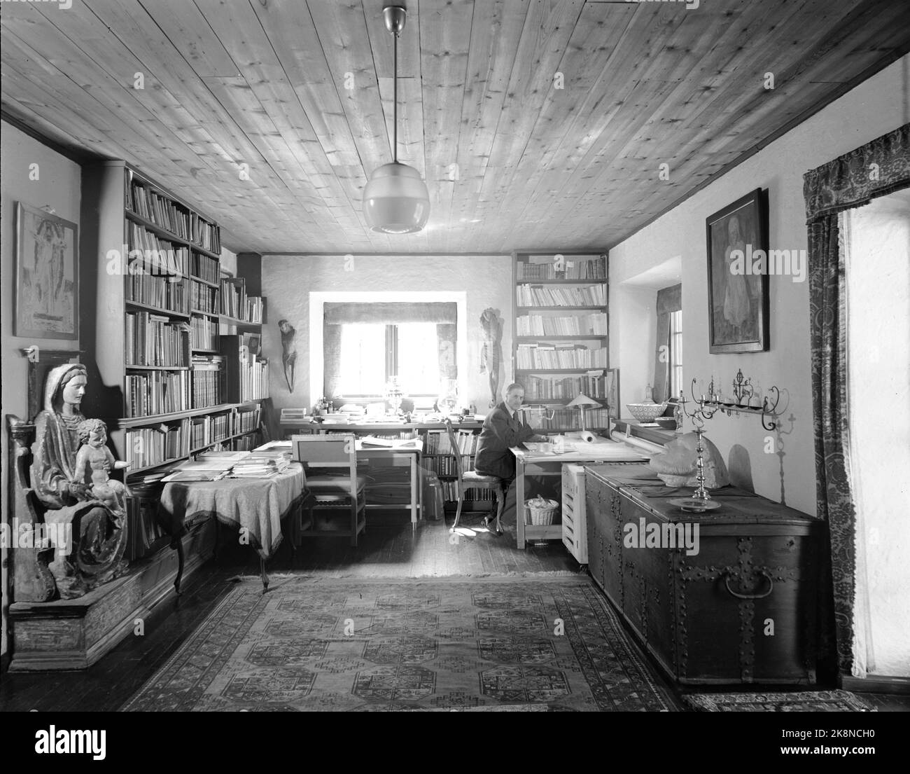 Oslo 195012. L'architetto Arnstein Arneberg ha ricevuto gli onorati incarichi di architetto d'interni dalla sala riunioni del Consiglio di sicurezza presso l'ONU. Il Ministero degli Affari Esteri ha stanziato fondi per il lavoro che è un dono della Norvegia. Arneberg nella sua opera di lavoro a casa. Qui gli piace sedersi e disegnare. Foto: Corrente / NTB Foto Stock