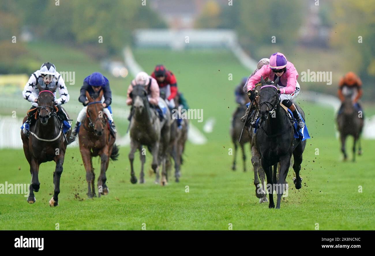 Cantora e Saffie Osborne (a destra) tornano a casa per vincere l'Happy 40th Birthday Sam Sutton Nursery handicap all'ippodromo di Leicester. Data immagine: Lunedì 24 ottobre 2022. Foto Stock