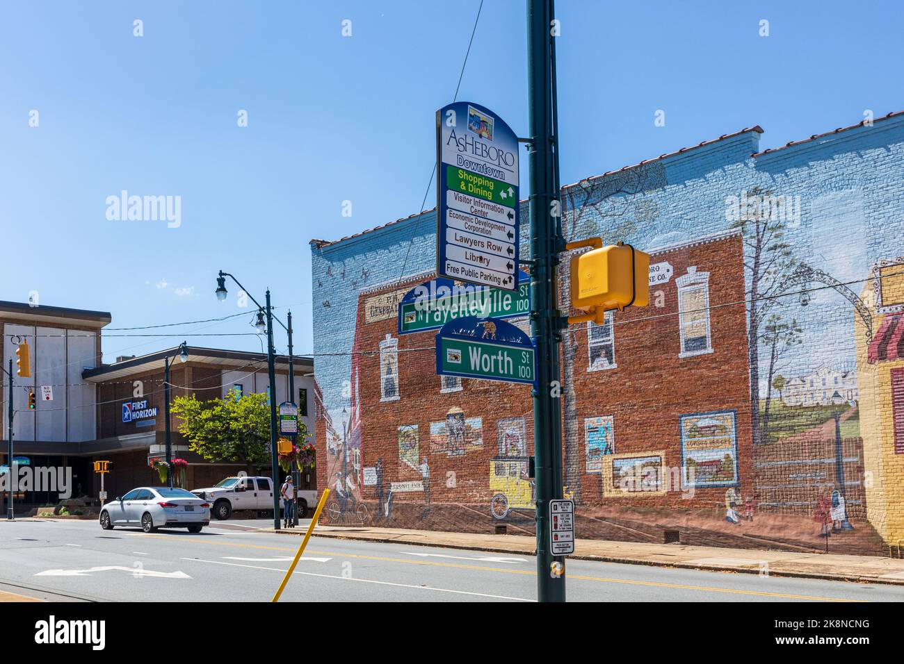 ASHEBORO, North Carolina, USA-26 SETTEMBRE 2022: Murale storico su Fayetteville St. A Worth St Foto Stock