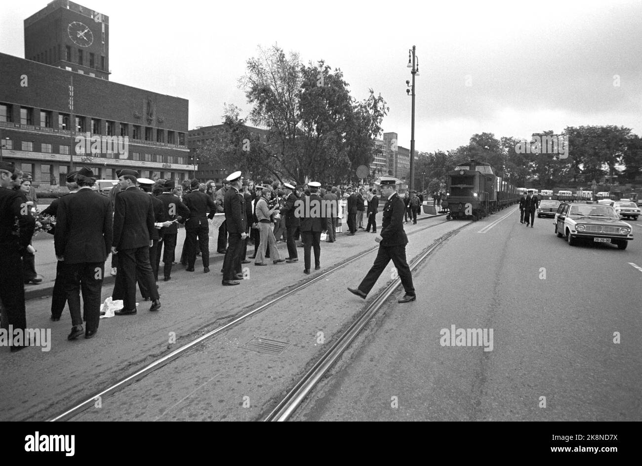 Oslo197206. La Compagnia degli Zingari di 65 Zingari senza Stato, che arrivò in Norvegia dalla Finlandia senza un permesso d'ingresso, fu espulsa e trasportata fuori dal paese con le carte di polizia. Le vetture zingare erano in condizioni così povere che il compagno era trasportato da un treno speciale da NSB da Fauske a Kristiansand. A Oslo, i manifestanti erano presenti quando il treno passava la piazza del municipio di mattina presto, ma un gran numero di agenti di polizia hanno fatto sgombrare la pista del porto. Foto NTB / NTB Foto Stock