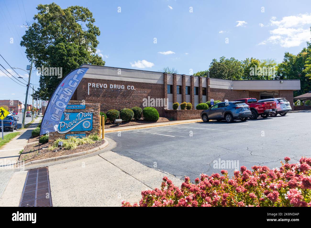 ASHEBORO, North Carolina, USA-26 SETTEMBRE 2022: Prevo Drug Company, edificio, cartello e parcheggio. Foto Stock