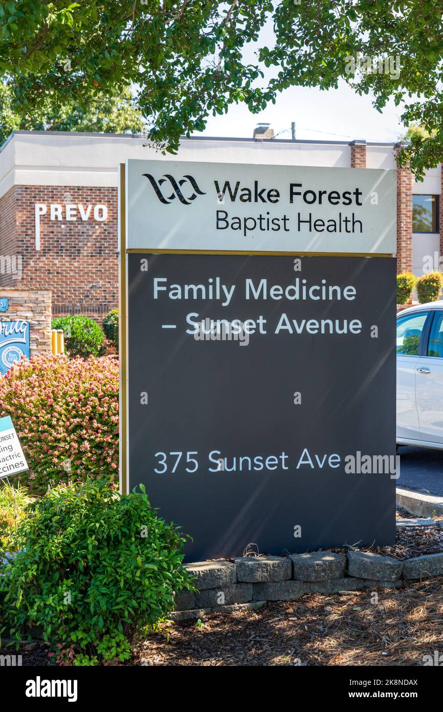 ASHEBORO, NC, USA-26 SETTEMBRE 2022: Cartello per Wake Forest Baptist Health-Family Medicine. Foto Stock