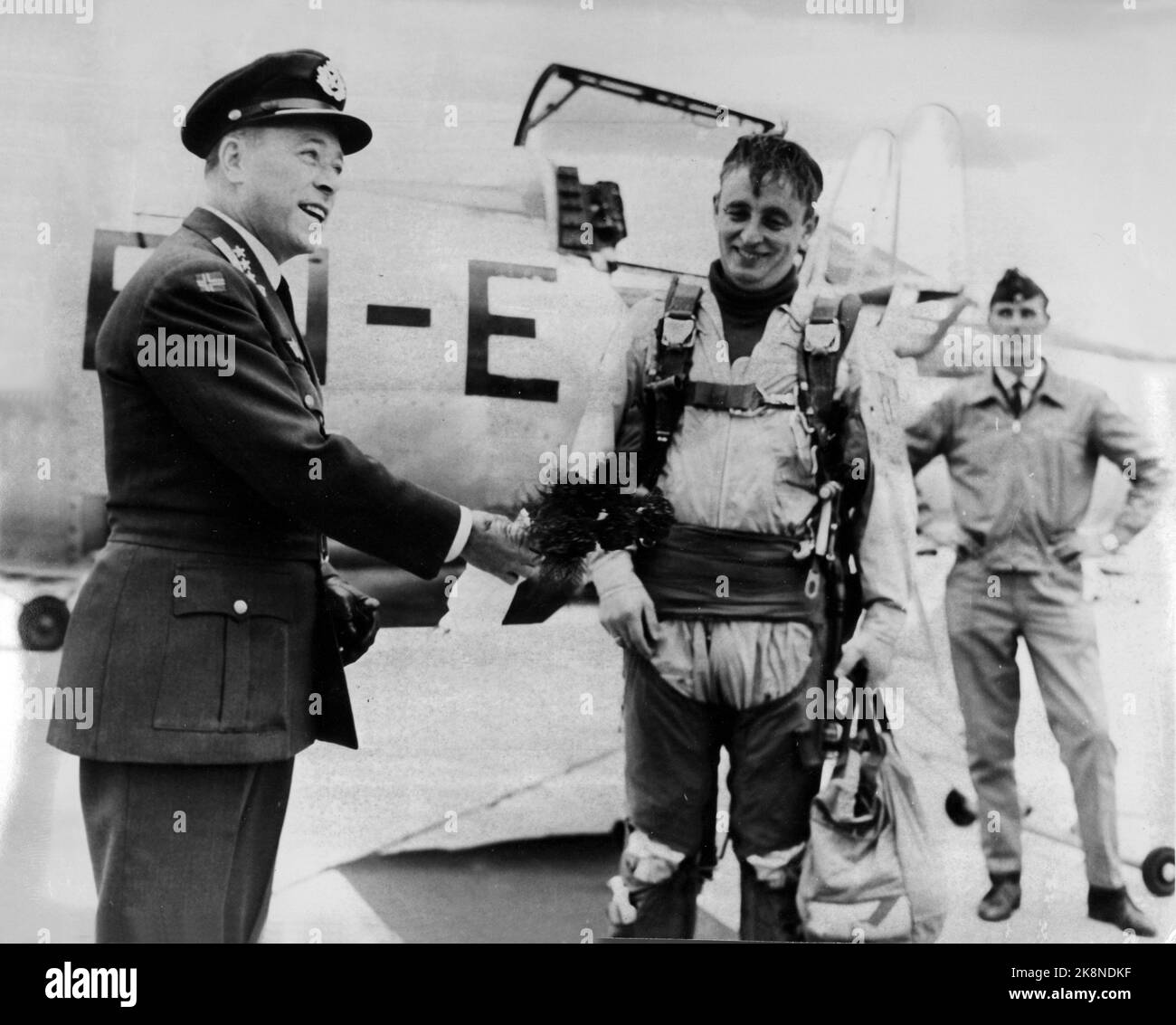 Bodø 19701004 primo pilota norvegese di caccia con 1000 ore di volo. Per la prima volta, un pilota norvegese da caccia ha raggiunto 1000 ore di volo. L'evento è stato segnato alla Stazione aerea di Bodø quando il pilota, il capitano Helge Moe sbarcò il suo Starfighter. Sono stati arrotolati tappeti rossi, i fanfares tromba la falciatura e una bottiglia di champagne è stato spruzzato, dopo di che il direttore della stazione, il colonnello Bjørge Hanssen, ha tenuto un discorso e ha consegnato fiori al capitano Moe. Foto: Archivio NTB, NTB Foto Stock