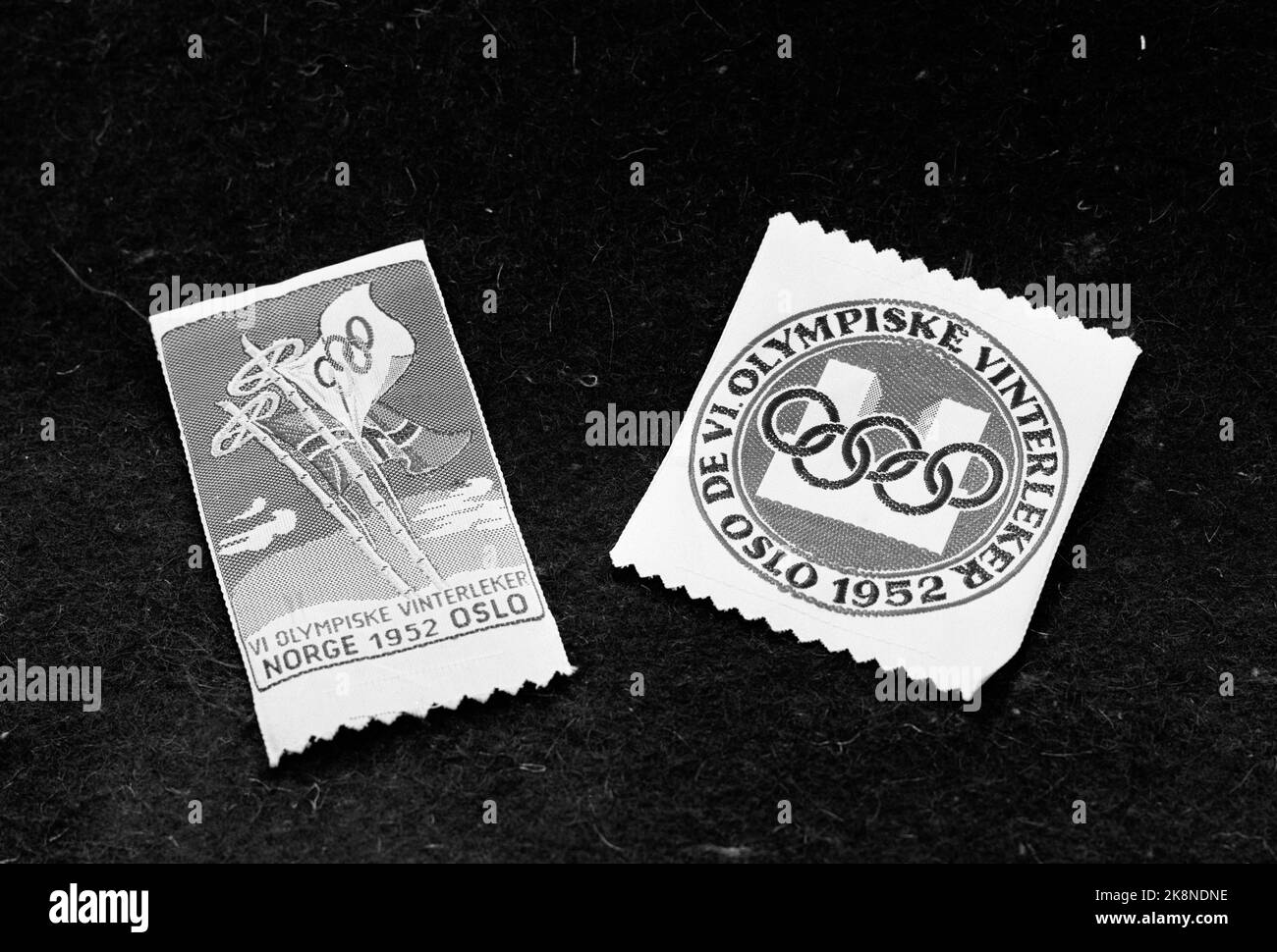 Oslo dicembre 1951. Souvenir in tutte le forme sono stati prodotti per le Olimpiadi invernali di Oslo del 1952. Tutti i produttori che volevano produrre souvenir dovevano ottenere il permesso da un comitato soggetto al comitato organizzativo per i giochi, per garantire che i prodotti mantenessero gli obiettivi. Ecco i segni della giacca da cucire. TV. Winter-Ols poster con bastoni da sci con bandiera olimpica e bandiera norvegese. Th. Gli anelli olimpici con la silhouette del municipio di Oslo sullo sfondo. Foto: Corrente / NTB Foto Stock
