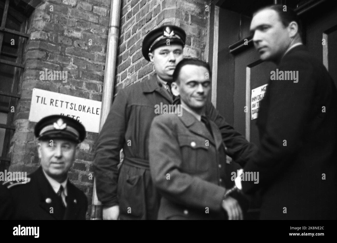 Trondheim 19460430. L'insediamento del tribunale dopo la guerra. Il caso Rinnan nel negozio nel tribunale di Trondheim. Il criminale di guerra e torturatore Henry Rinnan sulla sua strada nel tribunale in manette. Foto archivio NTB / ntb Foto Stock
