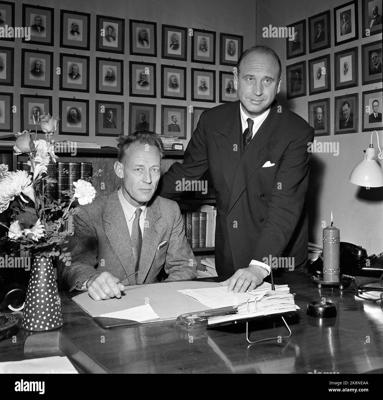 Oslo 19551101 spostamento nel governo: Lo Storting ha trattato e respinto la proposta del Ministero della giustizia sulle retribuzioni a 183 funzionari NS e a funzionari NS (anche denominati countrymen) durante il periodo di sospensione. Ciò ha portato al ministro della giustizia. Qui, il Ministro della Giustizia Jens Christian Hauge (th) mostra adattato il nuovo Ministro della Giustizia Jens Haugland. Foto: NTB / NTB Foto Stock