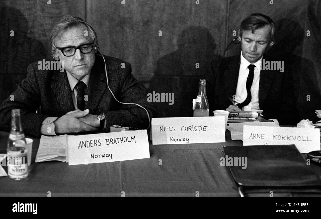 Oslo 19710624. Qui Anders Bratholm (TV) e Arne Kokkvold in Norvegia durante l'incontro. Tribunale del Vietnam a Oslo. La Commissione internazionale per le indagini sulla guerra degli Stati Uniti a Indocina apre la sua seconda sessione nella Casa del Popolo, con il movimento del Vietnam in Norvegia come organizzatore. Vi partecipano un gran numero di politici, scienziati e avvocati di fama internazionale. Foto: NTB / NTB Foto Stock