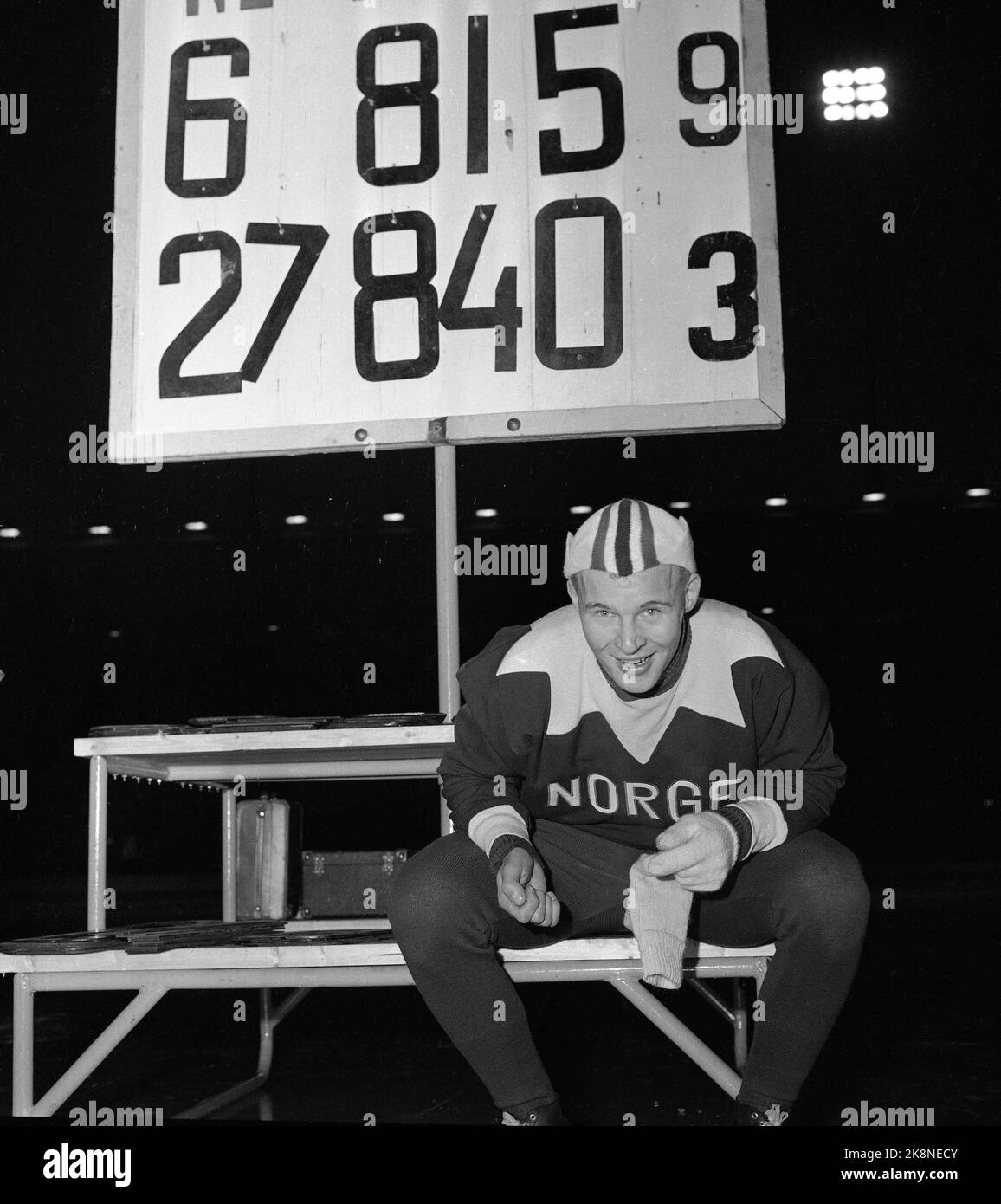 Oslo 19570203 il Campionato europeo di pattini, corse veloci, è andato per stand completi a Bislett. Ecco un soddisfatto Knut Johannesen dopo 5000 metri che ha vinto nel tempo 8.15.9 come dichiarato in tavola. Kuppern era il numero 2 in generale. Foto: NTB / NTB Foto Stock